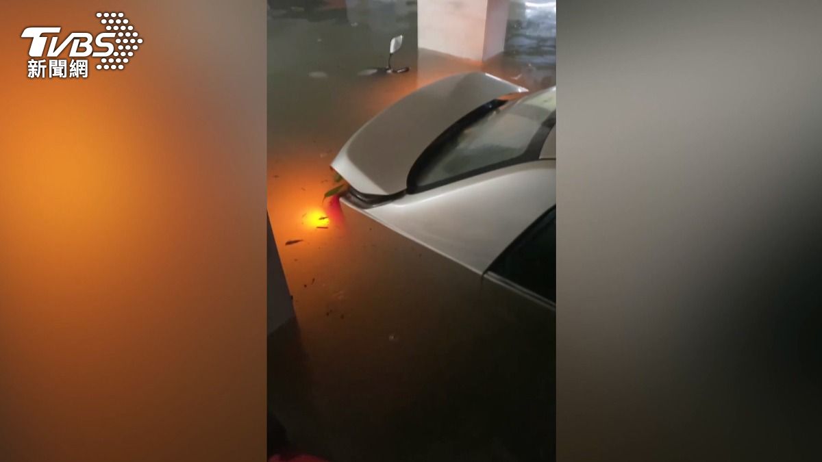彰化縣鹿港和埔心鄉多處地區遭遇瞬間大雨襲擊，導致多個大樓地下停車場嚴重淹水，宛如變成大型游泳池！鹿港鎮公所主秘「洪誌誠」表示，雖然抽水機已自動啟動運作，但因遇上農曆14日滿潮時間，加上時雨量過大，導致雨水無法順利排出。許多汽機車泡在水中，居民們無奈表示，「短短數十分鐘內水位就快速上升，造成嚴重財產損失。」