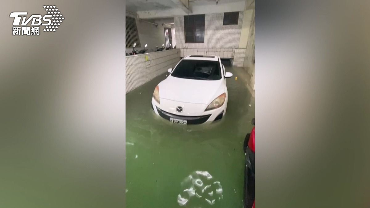 暴雨加滿潮！彰化停車場10分鐘淹沒。(圖／民眾提供)