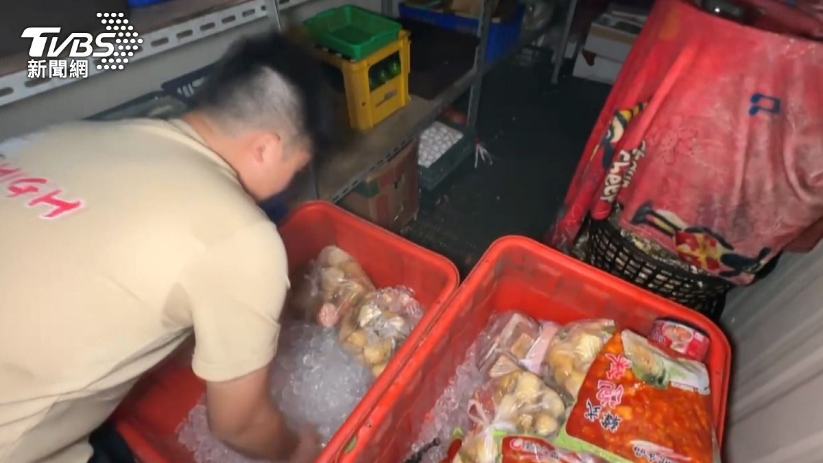 因為沒電冰箱無法保鮮,業者表示盡量不開冰箱,食材能用完就先用完。(圖/TVBS)