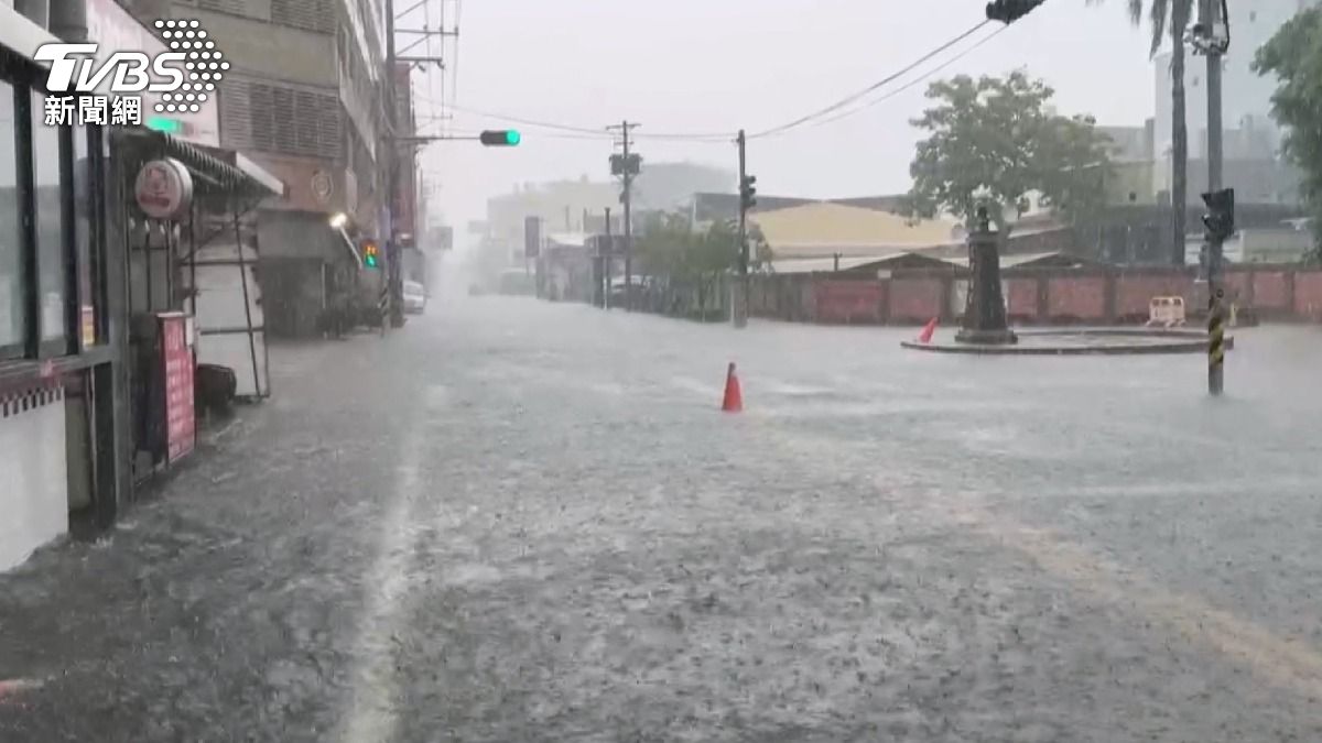 彰化瞬間暴雨　住戶：車庫變游泳池。(圖／TVBS)