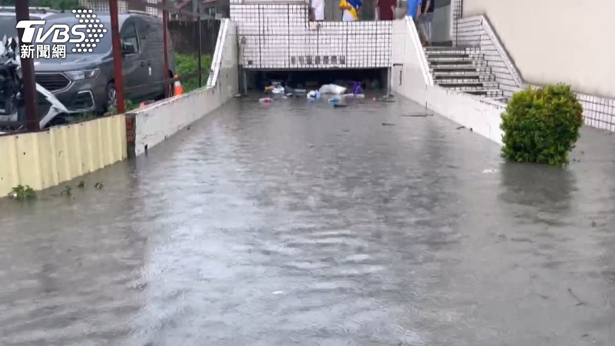 滿潮遇暴雨！彰化多處地下停車場淹水　居民嘆：心愛愛車全泡湯。(圖／TVBS)
