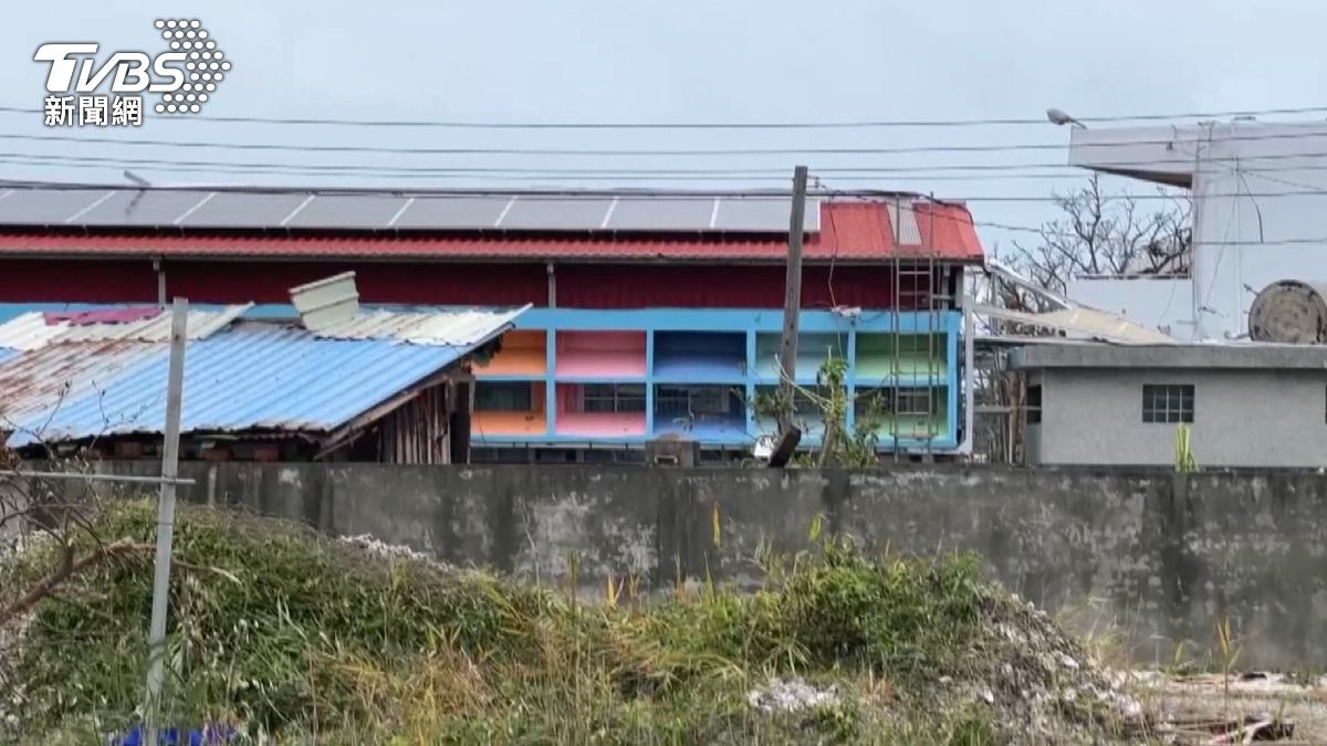 國小屋頂的光電板被颱風吹落,台南北門居民憤怒。(圖/TVBS)