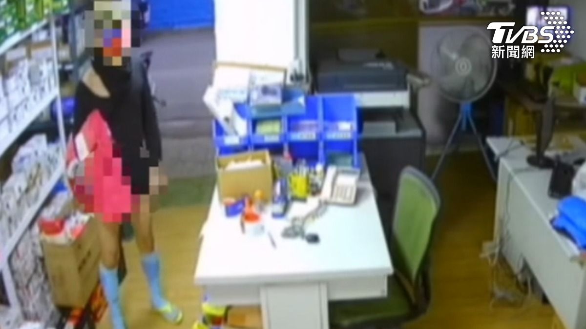 遭鄰居指控亂丟東西的男子,穿貼身褲闖入民眾開設的公司。(圖/畫面民眾提供)