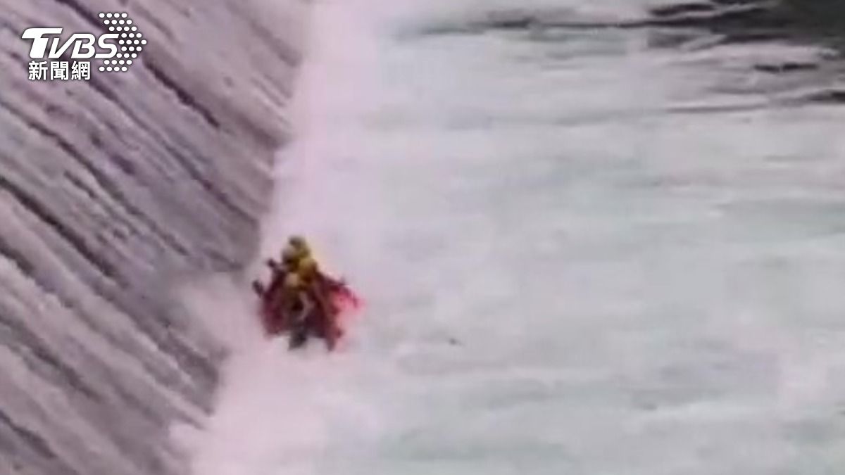 5警義消船艇遭大水衝擊。（圖／翻攝畫面）