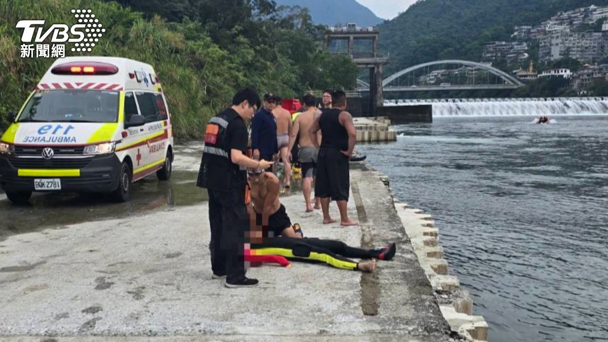 落水警義消搶救中。（圖／TVBS）