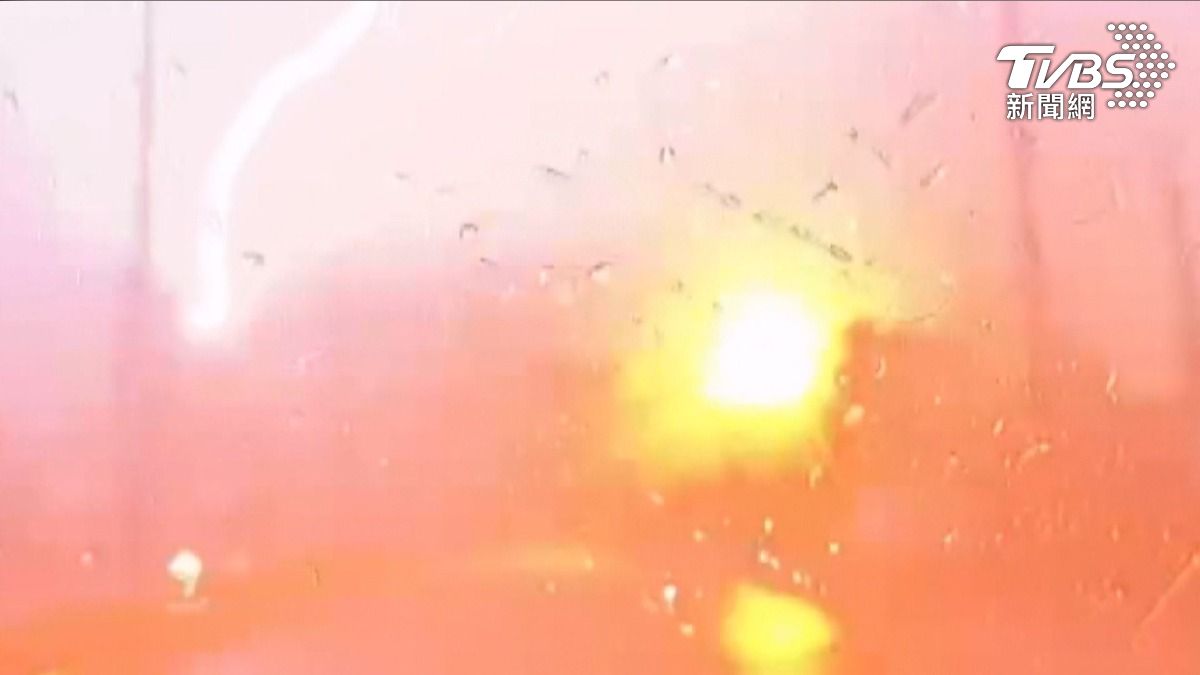 雷雨侵襲彰化!閃電擊中電箱爆炸。(圖/TVBS)