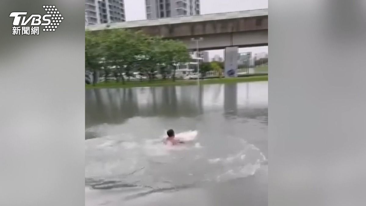 彰化暴雨釀災!男滯洪池「全裸跳水」。(圖/民眾提供)