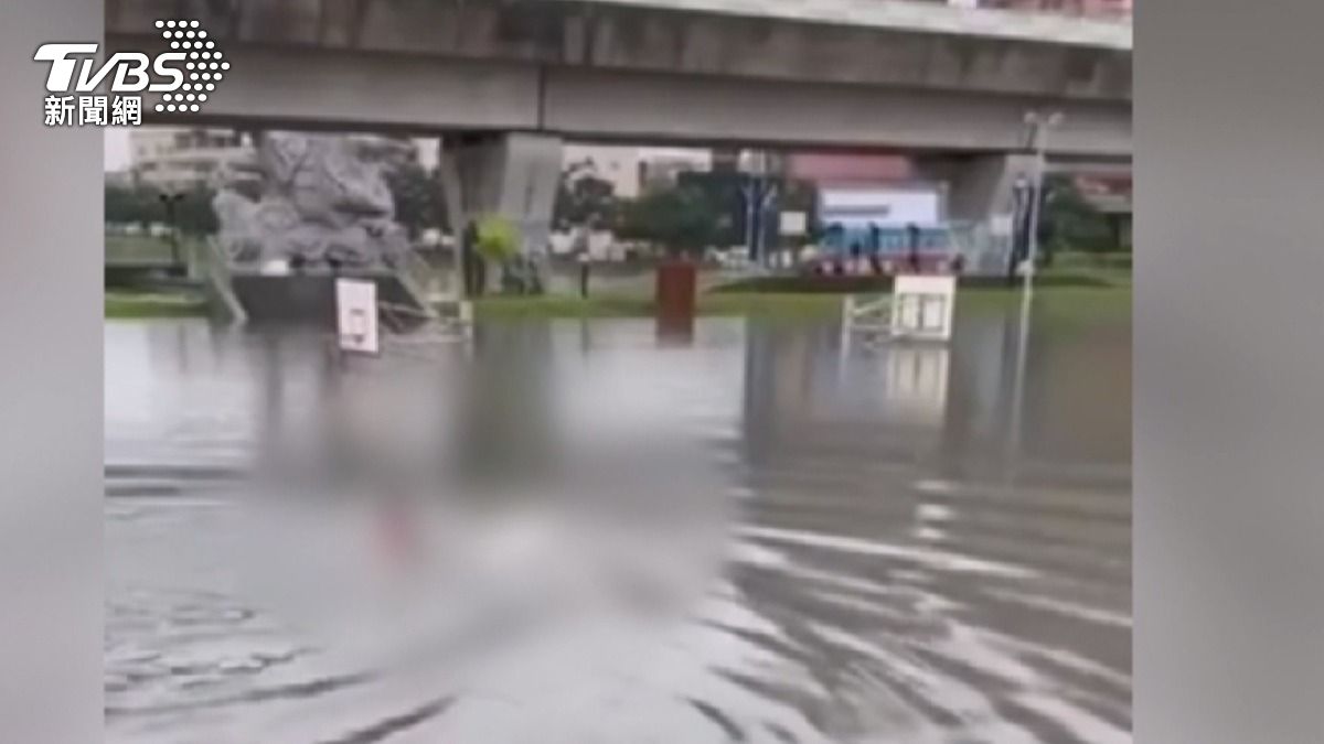 「這不是游泳池」男裸泳滯洪池遭法辦。(圖/民眾提供)