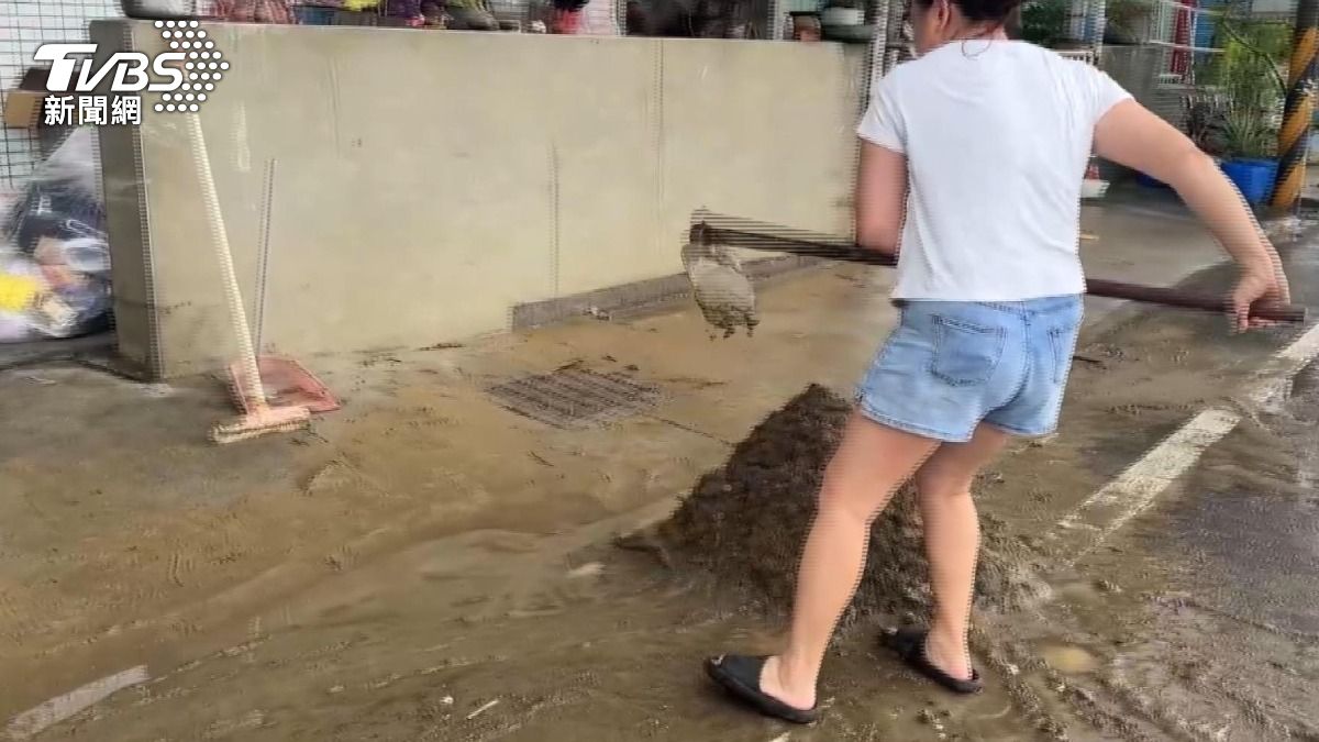 雲林豪雨淹膝蓋 居民怒:排水系統不良。(圖/TVBS)