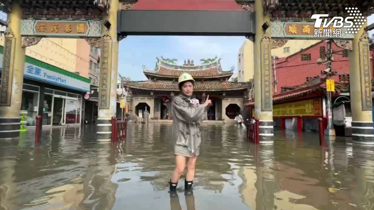 鹿港老街淹大水！天后宮廣場變水池。(圖／TVBS)