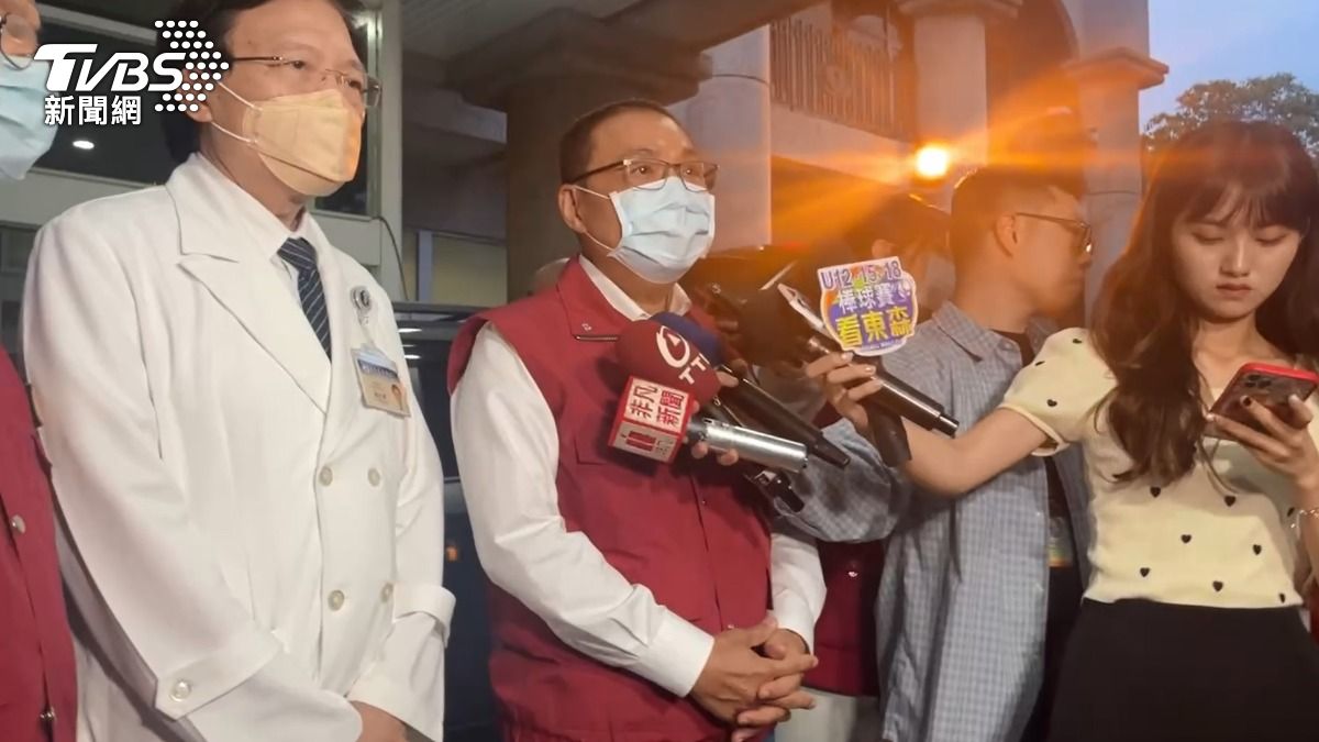 新北市長侯友宜到醫院關心傷者。（圖／TVBS）