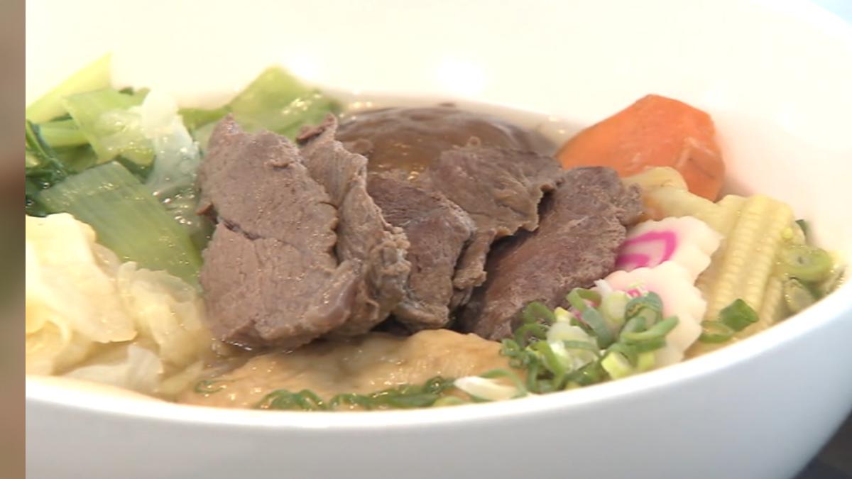 外表看起來就像是牛肉，餐飲連鎖集團推出「鴕鳥肉鍋麵」。（圖／TVBS）