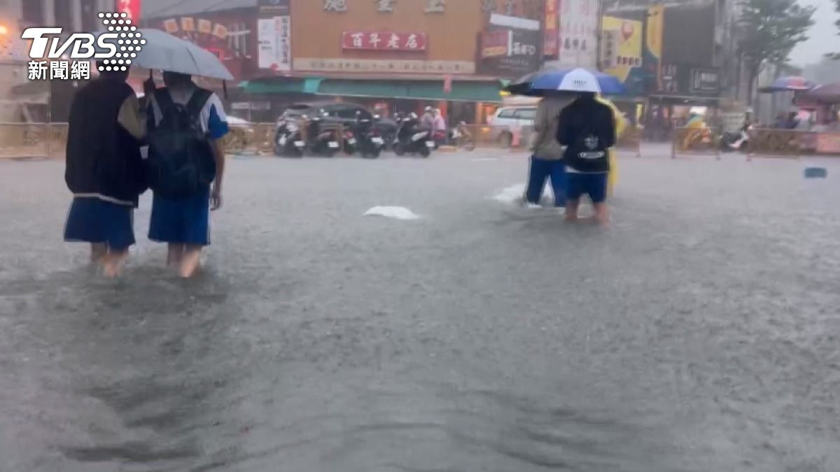 鹿港暴雨「學生涉水」　連麥當勞都停業。(圖／TVBS)