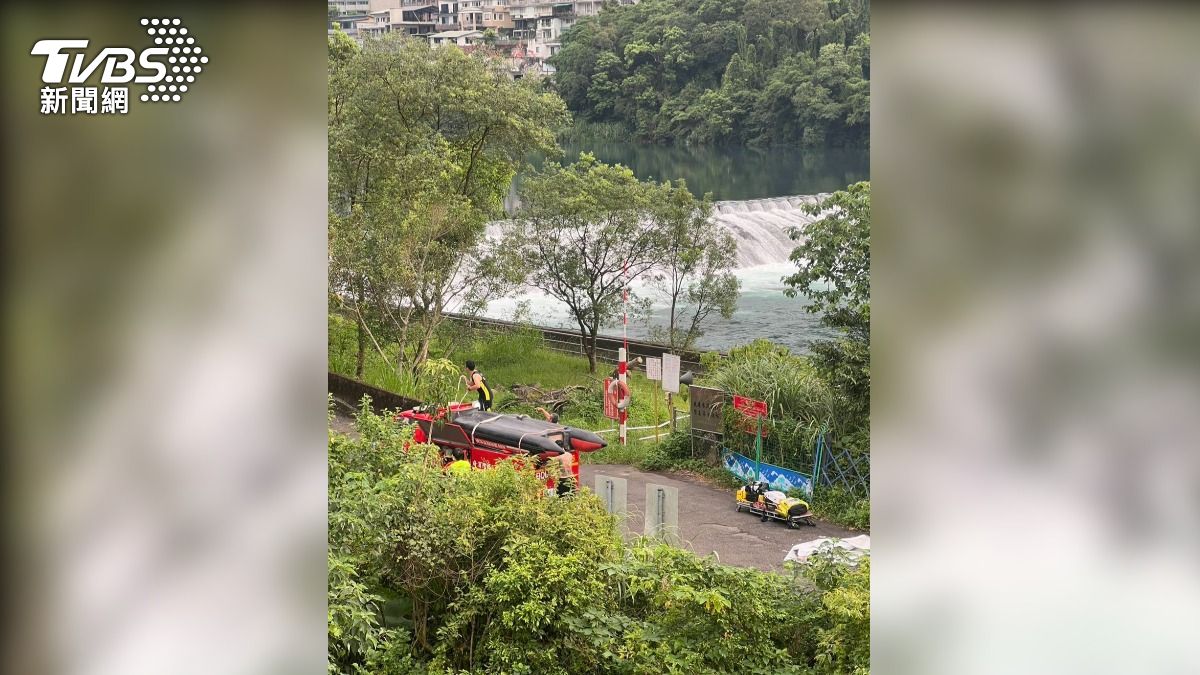 新店廣興橋5名警消落水、3人命危,送醫急救中。(圖/TVBS)