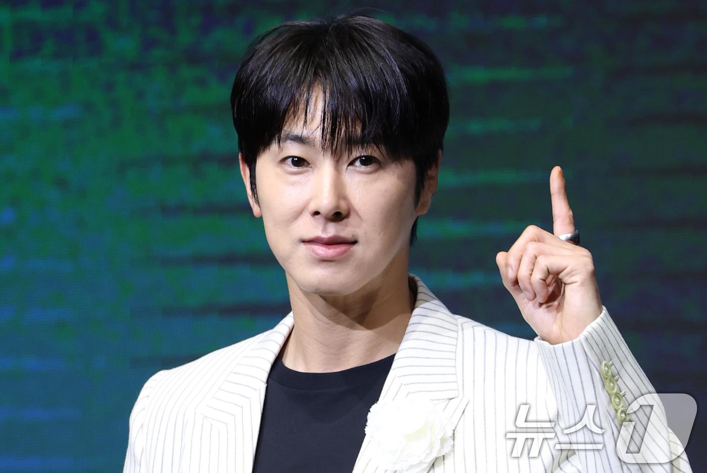 鄭允浩記者會上用到〈Thank U〉迷因。(圖/news1提供)