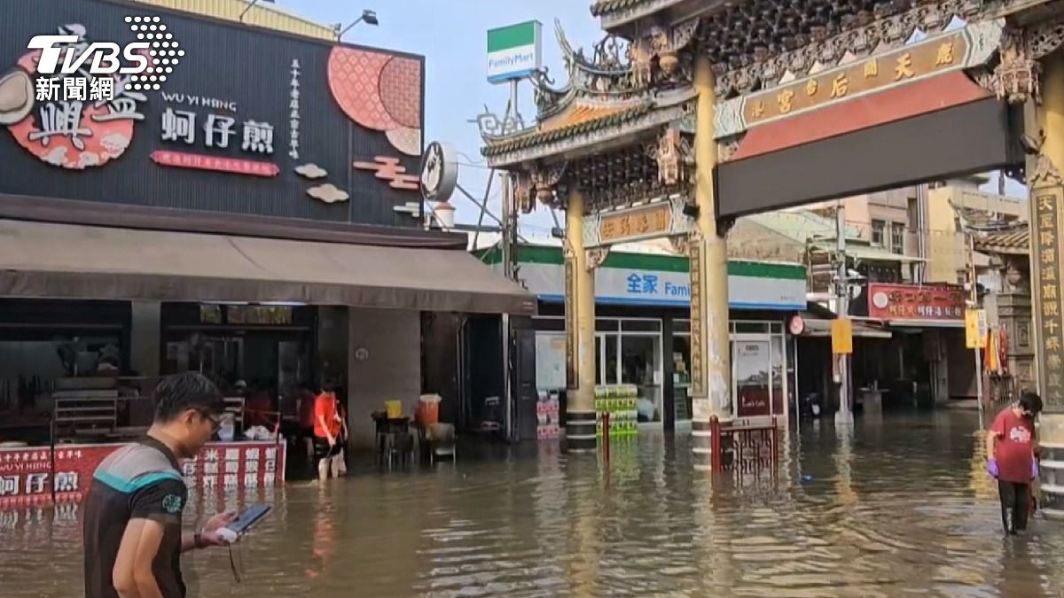 天后宮前蚵煎店慘了！損失大到不敢算。(圖／TVBS)