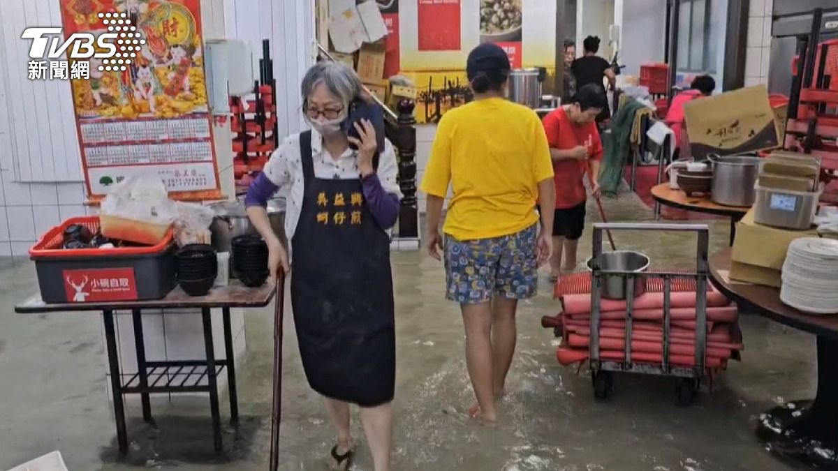 鹿港60年蚵煎店泡水　老闆娘：掃不完。(圖／TVBS)
