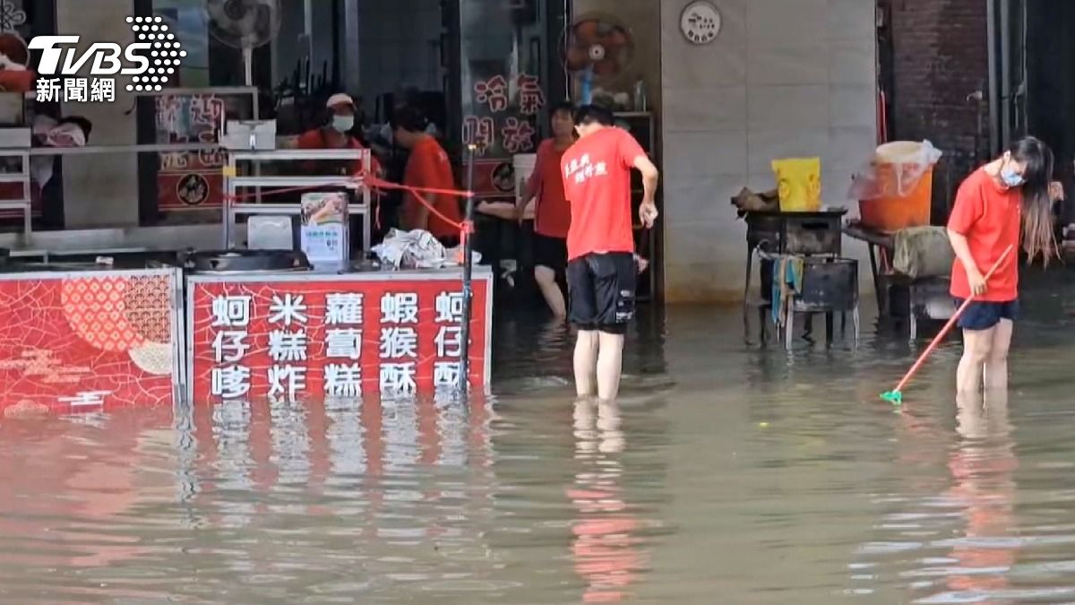 彰化鹿港淹5小時　天后宮周邊店家全停業。(圖／TVBS)