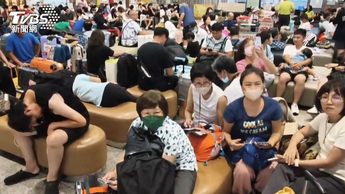 受困金門「躺椅睡」　旅客崩潰怒吼。(圖／TVBS)