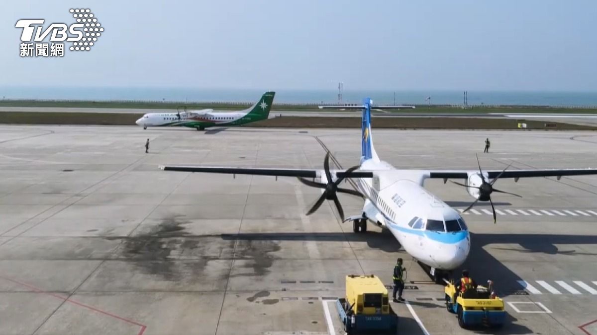 金門旅客受困72小時！軍方緊急調3架運輸機　滯留人潮爆發。(圖／TVBS)