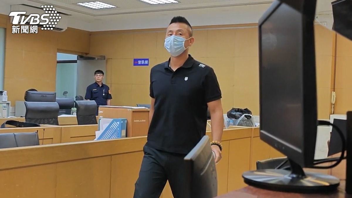涉嫌與大同共謀簽訂不實契約的蘇勒德策略公司、蘇勒德國際公司,2家公司負責人方詳棋以30萬元交保。(圖/TVBS)
