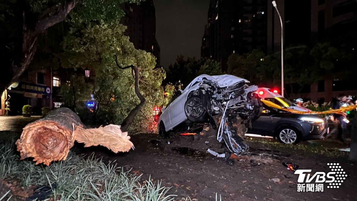 飛來橫禍!下車抽菸遭撞死 肇事車「車頭全毀」 駕駛搖晃逃逸