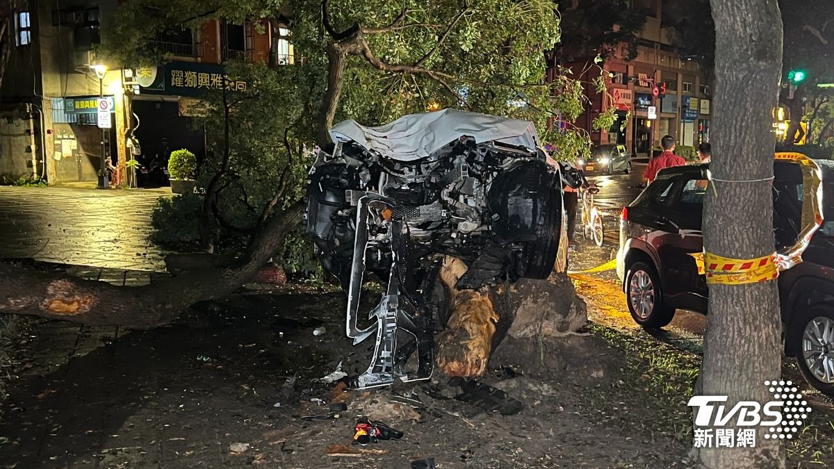 車頭直接撞上張男後再衝上人行道撞倒路樹,撞擊力道之強導致車頭幾近全毀。(圖/陳冠宇攝)
