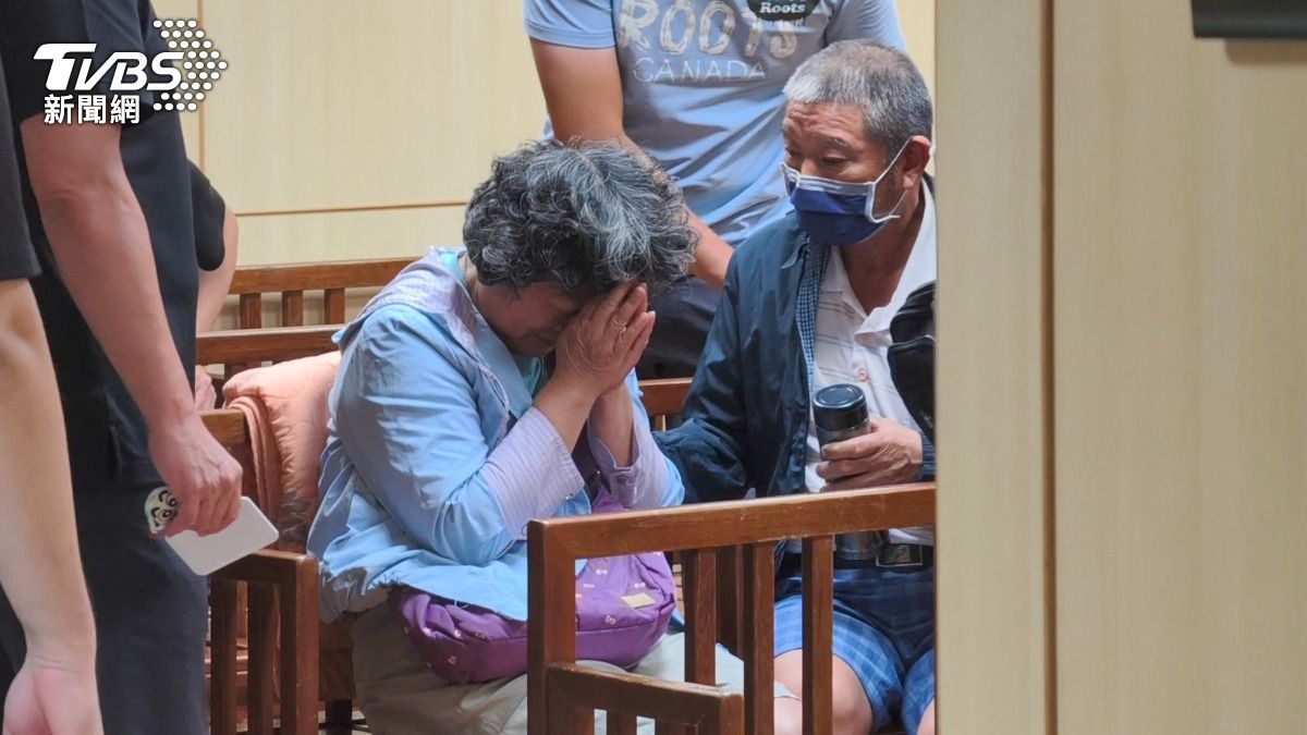 張敬謙的母親在加護病房外雙手合十,為正在與死神拔河的兒子祈福。(圖/陳冠宇攝)
