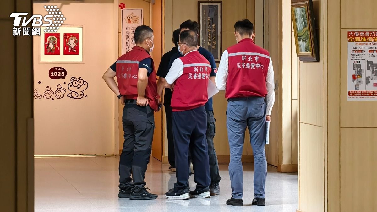 新北市消防局長陳崇岳(戴眼鏡者)趕赴醫院,探視張員並關心家屬,為他集氣祈福。(圖/陳冠宇攝)
