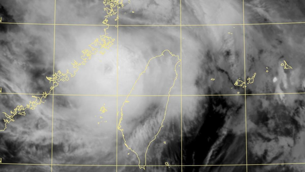 天氣/丹娜絲陰魂不散!衛星雲圖曝「很像颱風眼」 專家:4縣市小心