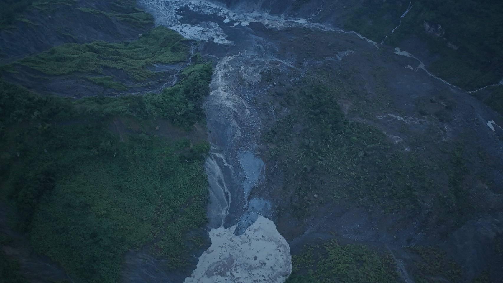 陳東睦表示,該堰塞湖存在潰堤風險。(圖/翻攝自竹山鎮長陳東睦)