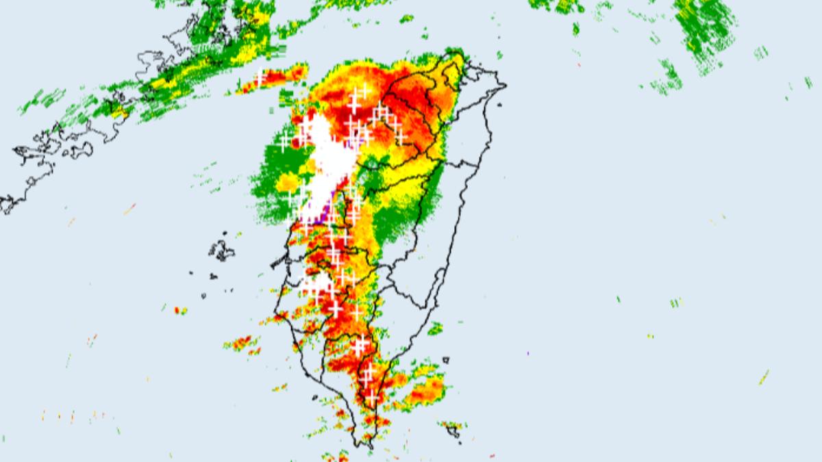 快訊/彰化大雷雨警報!2縣市暴雨狂轟 留意淹水、溪水暴漲