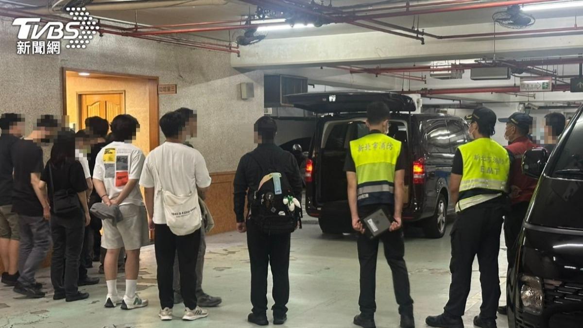 殉職消防員吳恩碩今(8)日凌晨0時許移靈至懷愛館,消防隊同仁於太平間外列隊送他最後一程,場面哀戚。(圖/TVBS)