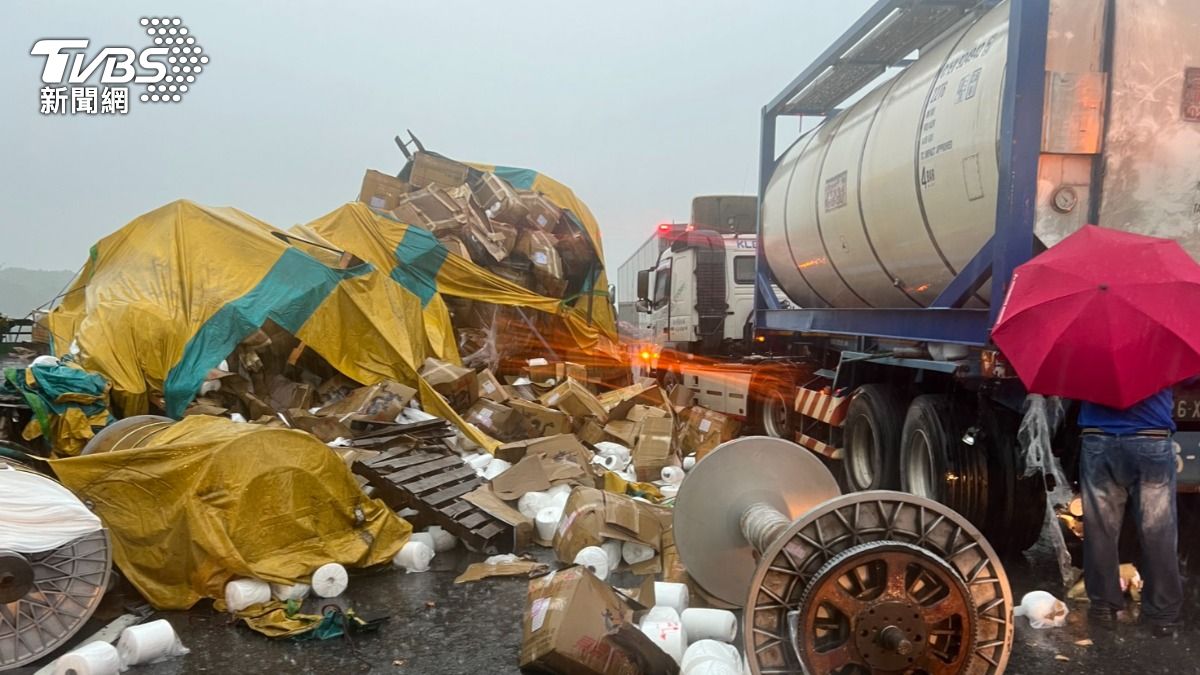 國3西湖段車禍！4車暴雨中連環撞　貨物散滿地一度塞爆