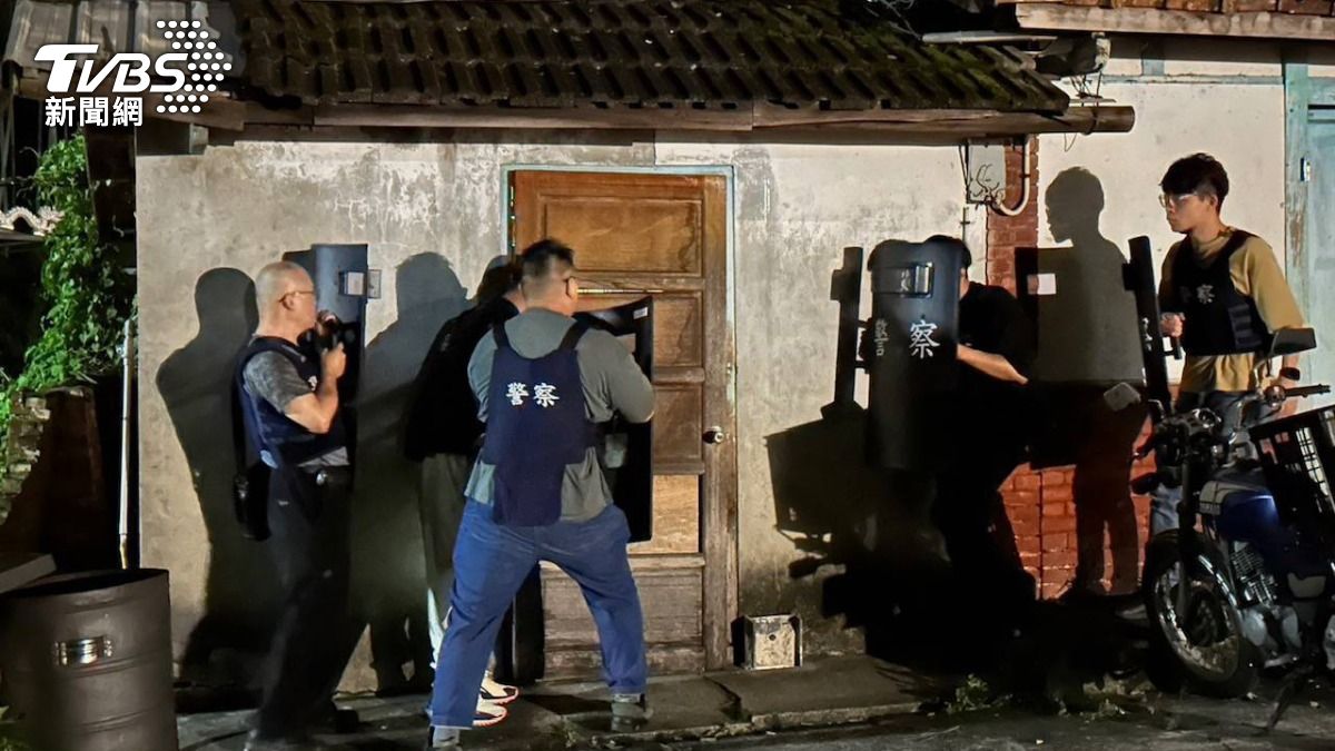 陳男和警方對峙。(圖/TVBS)