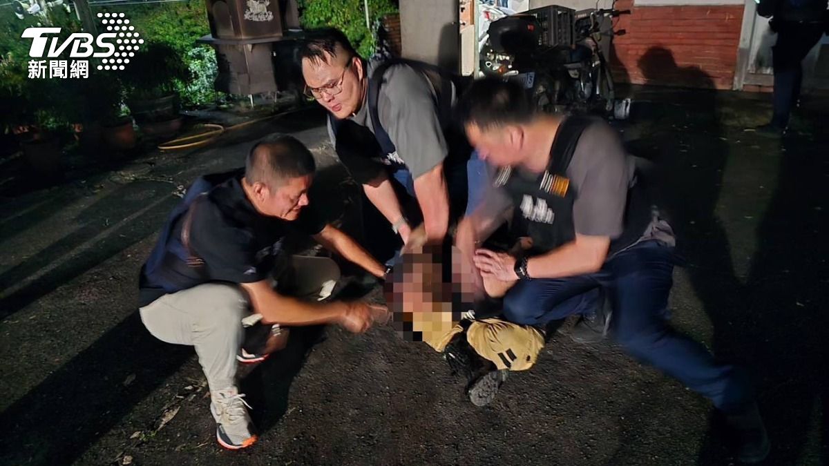 陳男遭壓制逮捕。(圖/TVBS)