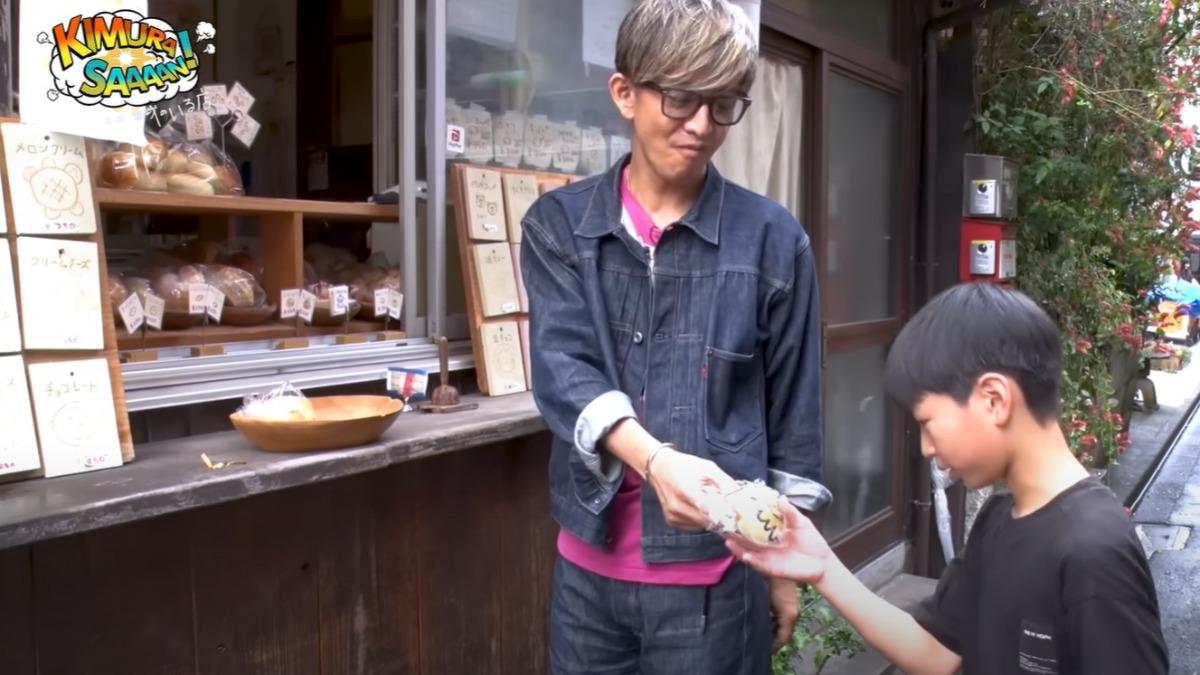 木村拓哉補足差額給小男孩,小男孩成功買麵包給弟弟後也向木村拓哉道謝。(圖/翻攝自 YouTube@takuya.kimura.official)