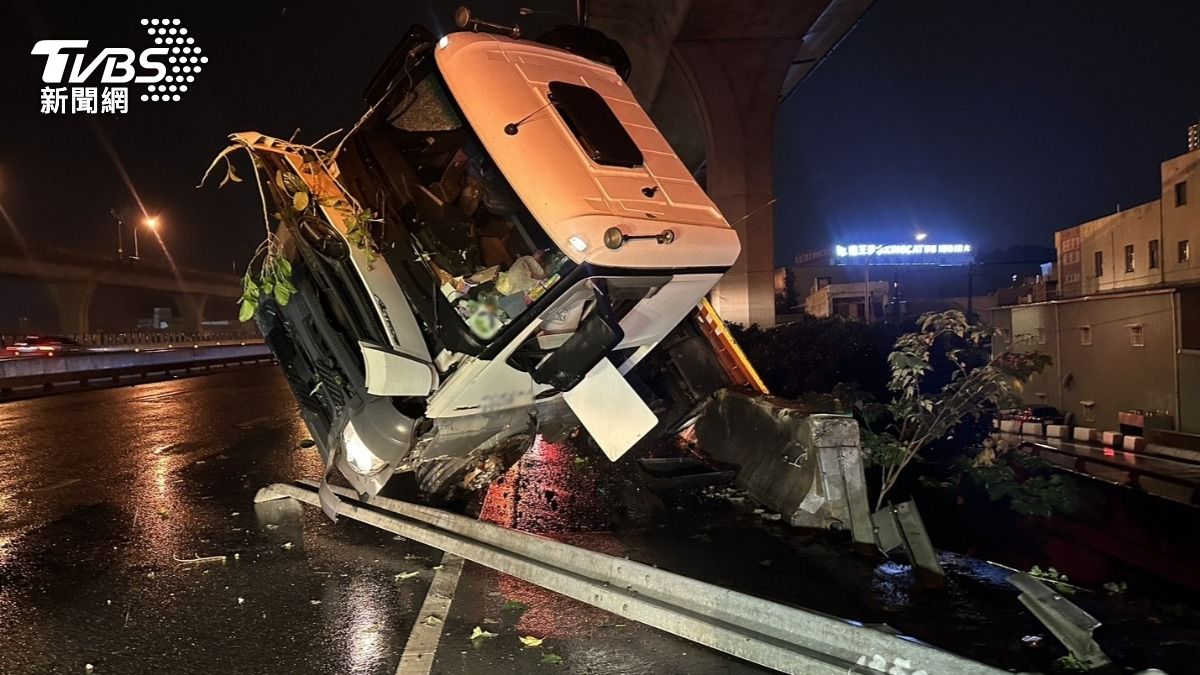 國1自撞匝道!營聯結車身「側翻懸掛」護欄 驚悚畫面曝