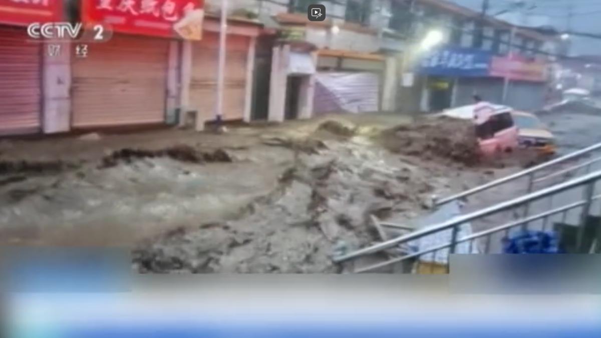 陝西渭南小貨車被滾滾洪水沖走兩車碰撞,駕駛爬窗求生。(圖/CCTV-2)