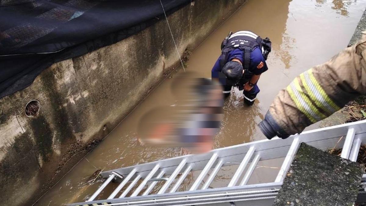 快訊/上班途中天雨路滑 台南六甲女騎士自撞電桿墜水溝亡