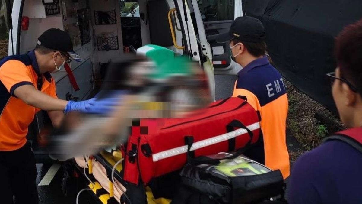 疑似天雨路滑,婦人騎機車墜落排水溝身亡。(圖/民眾提供)
