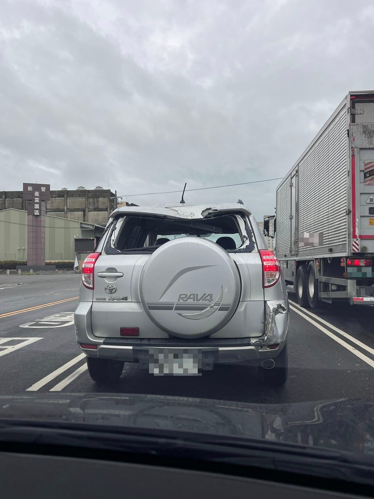 轎車車頂扁掉了。(圖/翻攝自黃妍巴臉書)
