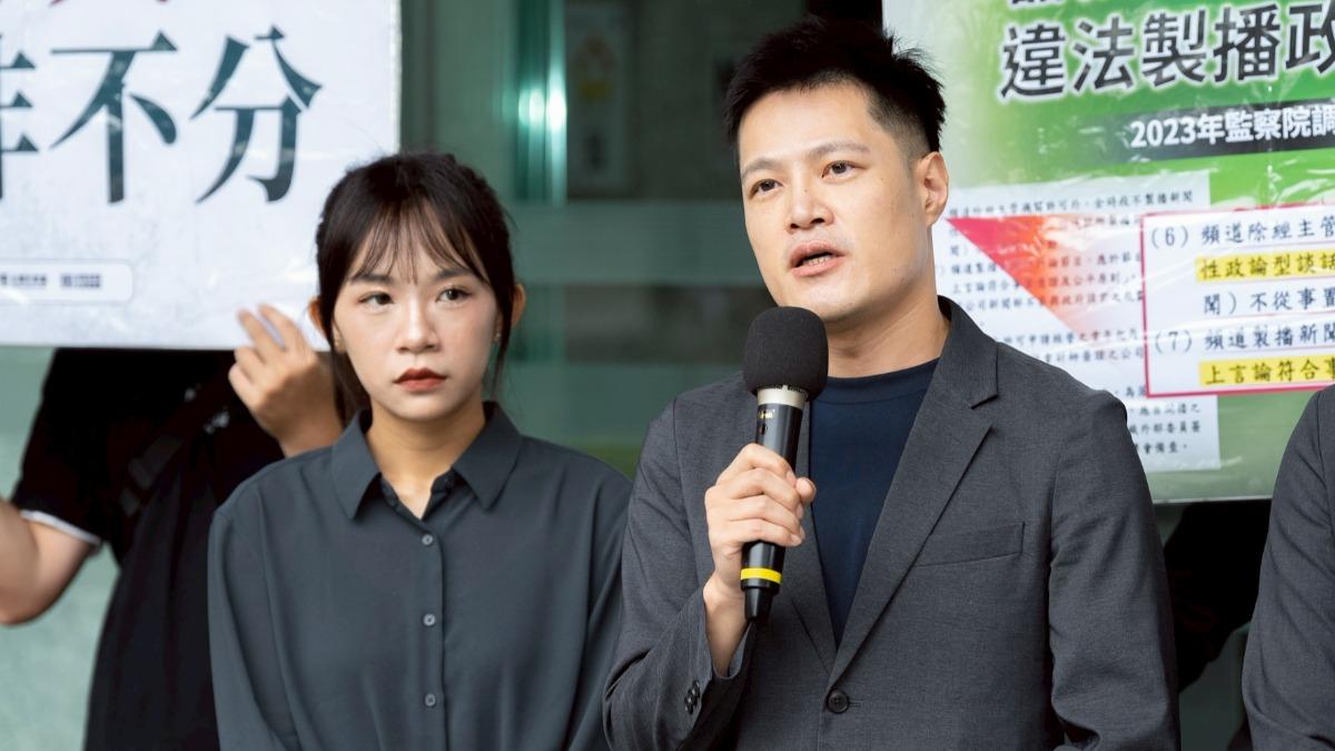 民眾黨社發部主任張清俊(圖右)批評張雅琴。(圖/民眾黨提供)