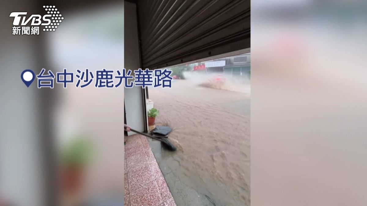 滾滾泥水衝進家中,民眾趕快拿掃把掃水。(圖/畫面翻攝 Facebook 沙鹿之美)