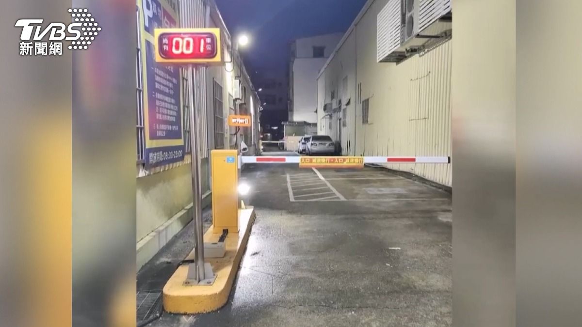 停車場人員表示，消費者需打電話告知車號，他們會請工程師協助處理。（圖／TVBS）