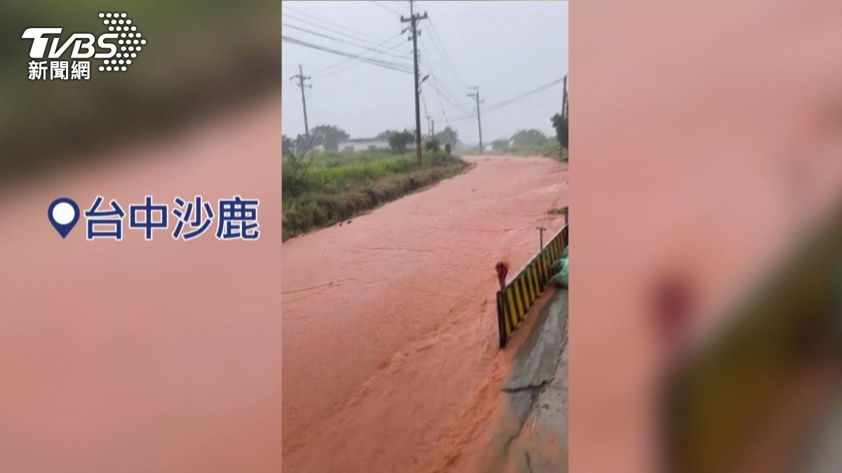 高處大量衝下泥水 ,居民看的膽戰心驚!(圖/畫面翻攝 Facebook 沙鹿之美)