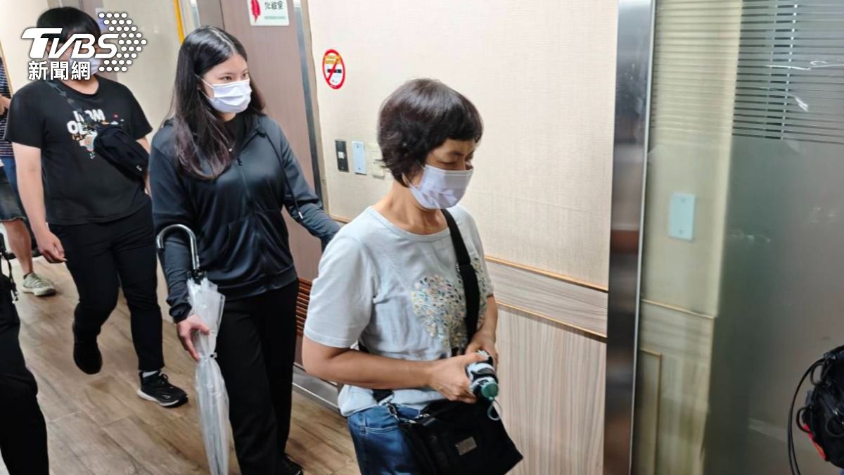 陳姓死者妻兒現身相驗。(圖／張貴翔攝)