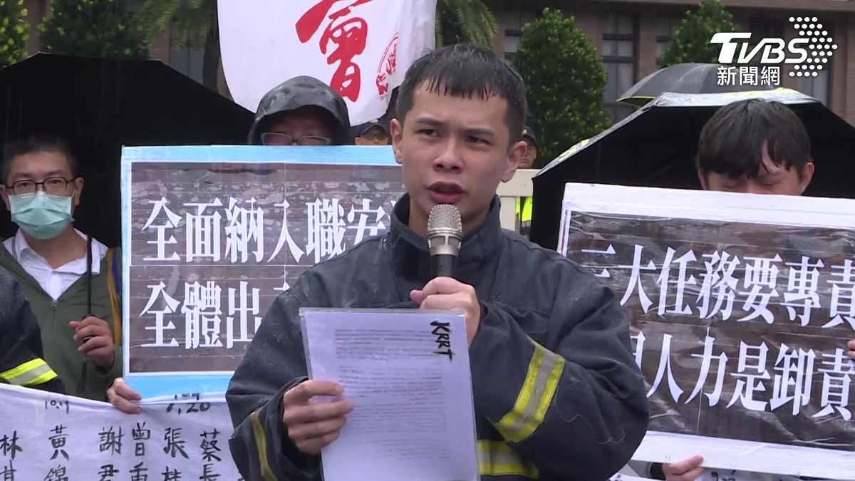 吳恩碩的消防員學弟悲痛發聲。(圖/TVBS)