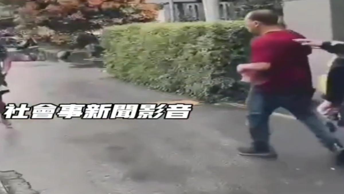 地檢署外公廁涉吸毒,紅衣男被警方查獲,態度異常淡定。(圖/社會事)