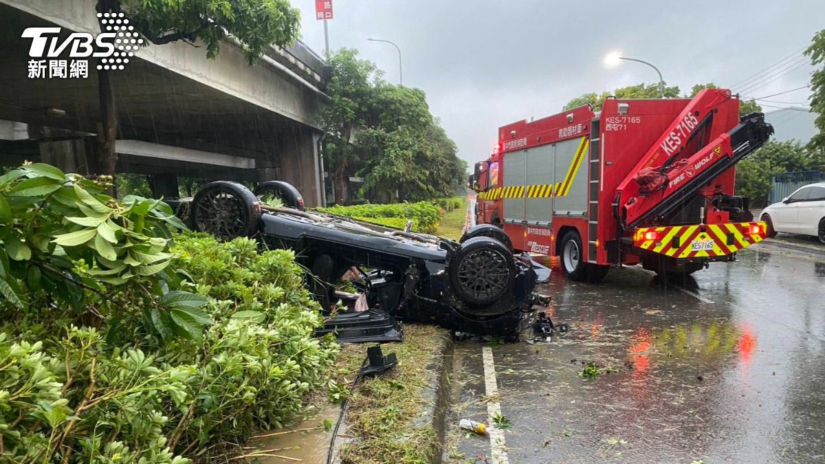 台中暴雨災情+1!疑遇積水打滑自撞翻車 駕駛、乘客卻跑了